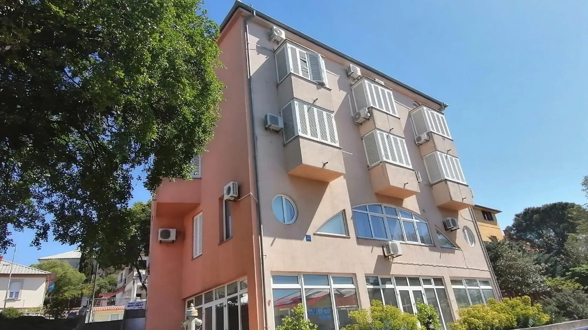 Apartment Lana 诺维·维诺多尔斯基